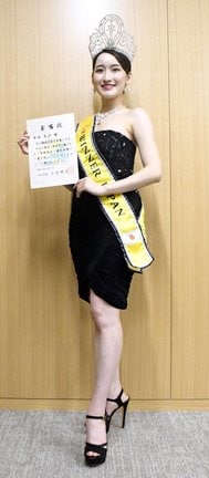 松江観光大使に任命され、委嘱状を手にする幸田芙沙さん＝松江市末次町、市役所