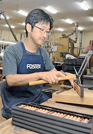 「伝統工芸士を目指したい」と雲州そろばん作りに研さんを積む山下晃弘さん＝島根県奥出雲町下横田