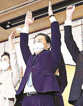 ＜７＞島根県知事選で再選を決め、万歳する丸山達也氏＝４月９日、松江市内