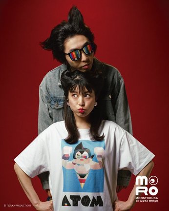 「MONSTROUSA × TEZUKA WORLD」 ビジュアルモデルを務める（左から）柄本時生、さとうほなみ
