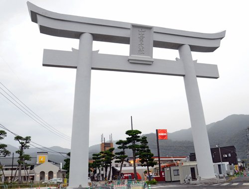 小林徳一郎が寄進した出雲大社の大鳥居＝出雲市大社町杵築南