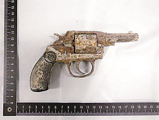 鳥取市内で発見された拳銃のようなもの（鳥取県警提供）