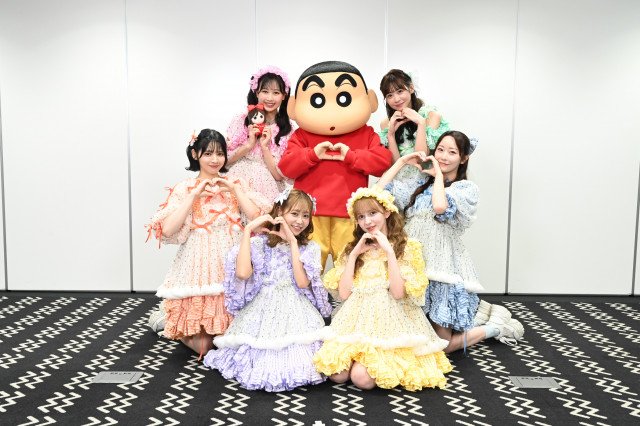 テレビアニメ『クレヨンしんちゃん』の新主題歌を担当するFRUITS ZIPPER（C）臼井儀人／双葉社・シンエイ・テレビ朝日・ADK　（C）ASOBISYSTEM Co., Ltd.
