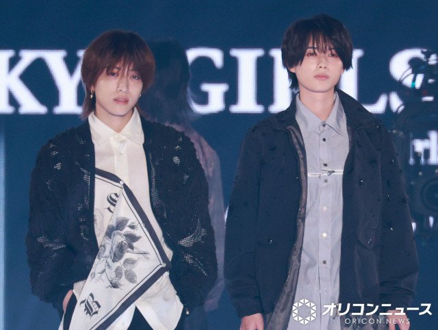 『第42回マイナビ東京ガールズコレクション2026SPRING/SUMMER』に出演したKEY-TO-LIT(左から)中村嶺亜、井上瑞稀 (C)ORICON NewS inc.