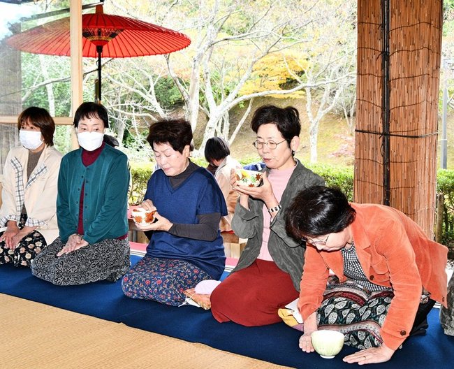 園内で一服を楽しむ来場者＝益田市高津町、島根県立万葉公園