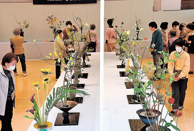 生け花展を楽しむ来場者＝大田市大田町、大田商工会議所