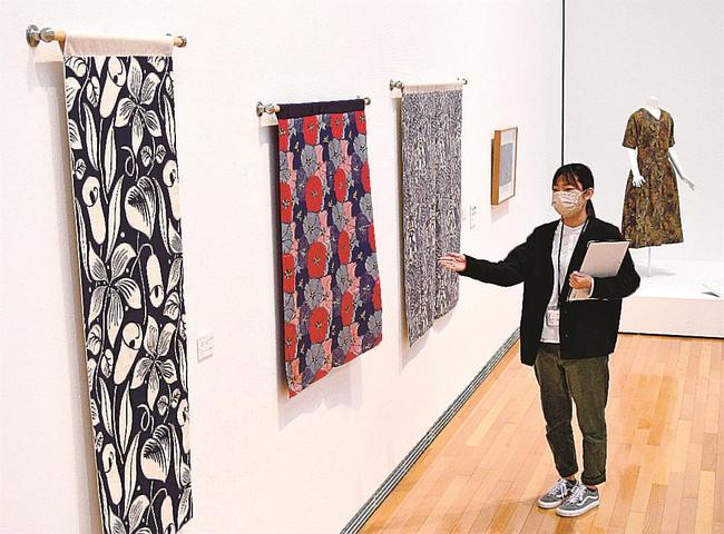 ラウル・デュフィがデザインした織物を紹介する田中志依学芸員＝益田市有明町、島根県立石見美術館