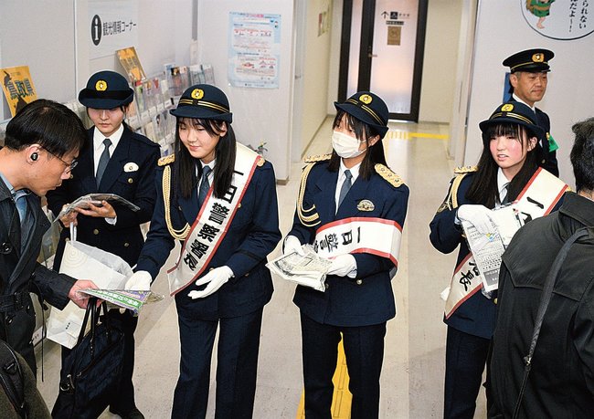 境港署一日署長を務める（左３人目から）岩田陽和子さん、花本栞奈さん、松篠知佳さん＝境港市佐斐神町、米子空港