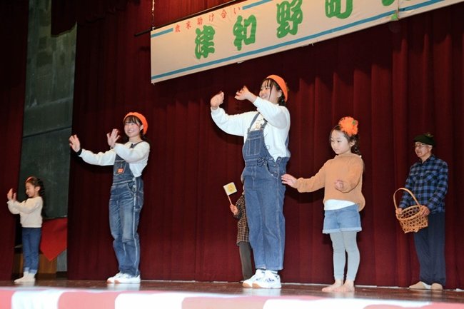会場を盛り上げたとんぎり小町のステージ=島根県津和野町後田、津和野体育館
