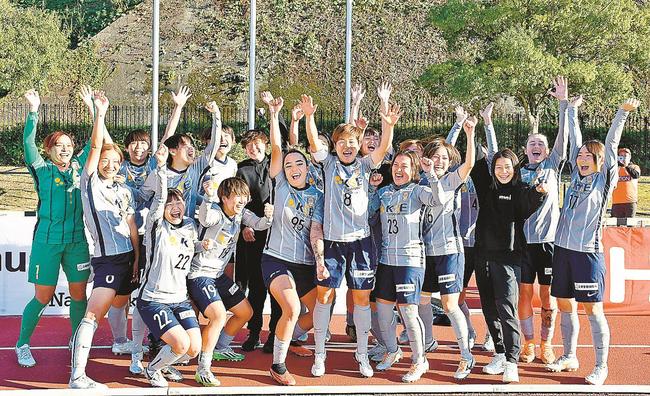 なでしこリーグ２部昇格を決め、喜びを爆発させるデイオッサ出雲ＦＣの選手たち＝愛媛県宇和島市、丸山公園陸上競技場