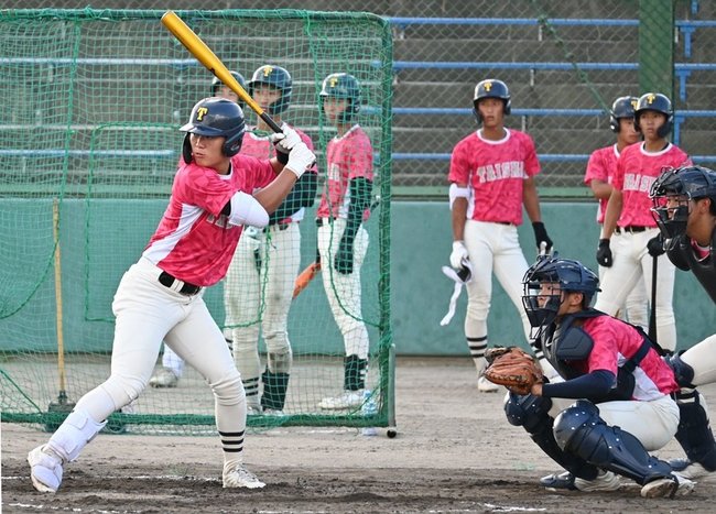 試合形式の練習をする大社の選手たち＝兵庫県伊丹市、伊丹スポーツセンター野球場
