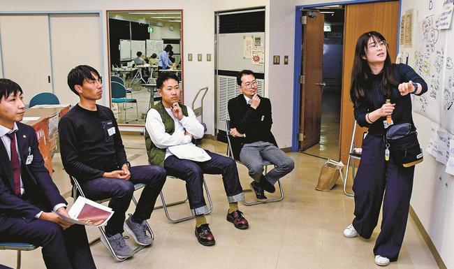 旧大社駅の活用策について意見を出し合う参加者ら＝出雲市大社町杵築南、大社行政センター