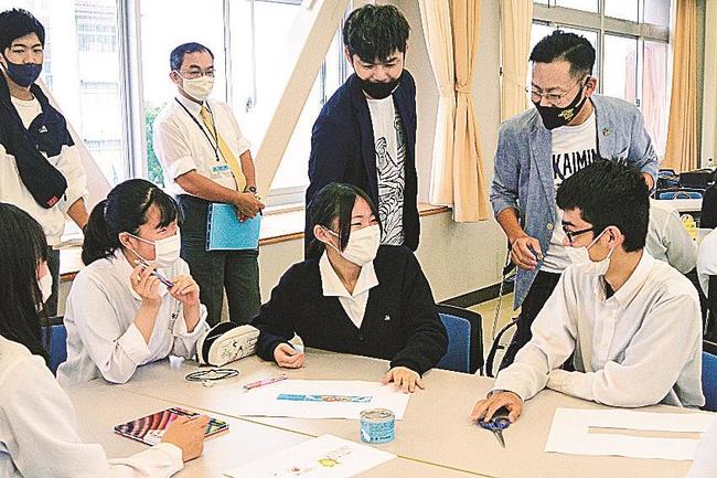 木村光哉社長（奥右）らの助言でラベル作りに励む生徒＝境港市竹内町、境港総合技術高校