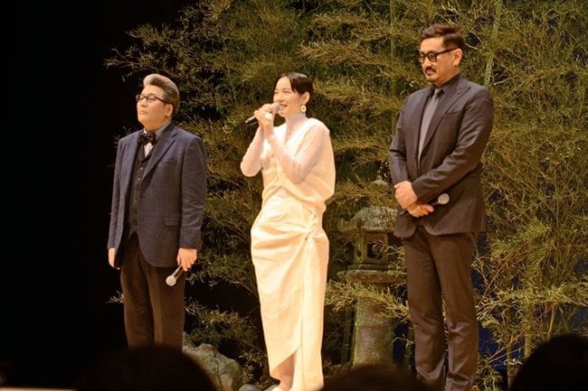 抱負を語るのんさん（中央）。右は木内秀信さん＝境港市上道町、市民交流センター