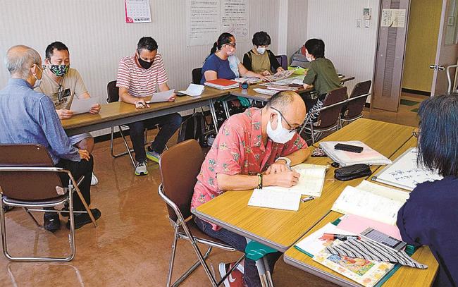 日本語教室ゆうわで日本語を学ぶ外国人住民と、指導役のボランティア会員＝出雲市今市町、市社会福祉センター