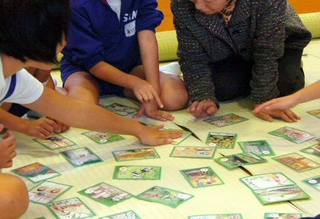 「いろはかるた」で遊ぶ子どもたち(資料)