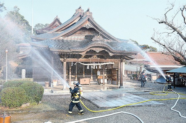高津柿本神社で放水訓練をする益田広域消防署員＝益田市高津町