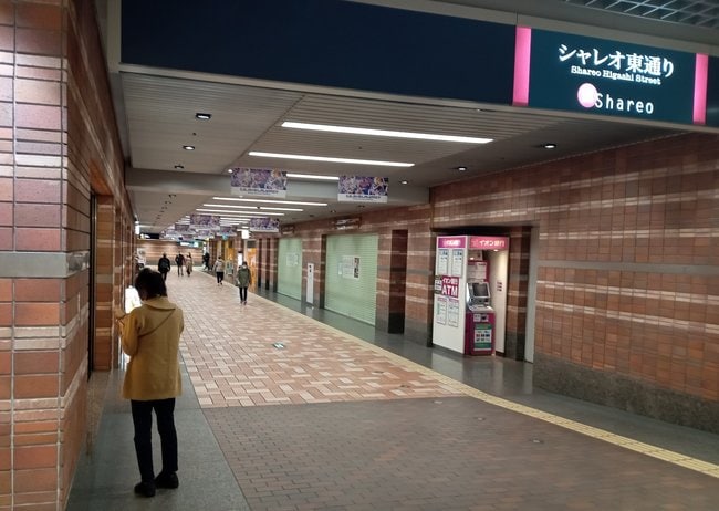 シャッターが閉まった店が目立つ地下街「紙屋町シャレオ」＝１４日午後、広島市中区