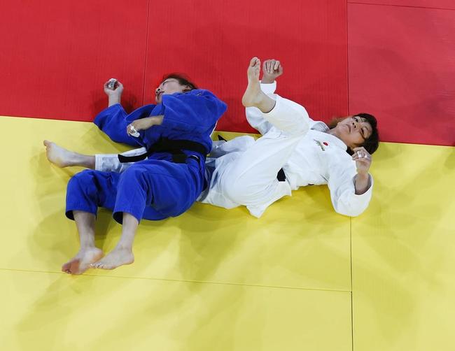 パリ五輪の柔道女子48㌔級決勝でモンゴル選手（左）を破り、金メダルを獲得した角田夏実選手＝パリ（共同）