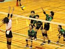 【Ａゾーン決勝・宍道－赤来】第２セット、宍道の春木心温（右から２人目）がスパイクを決め、２－０とする＝松江市総合体育館