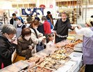 にぎわうミニ北海道フェアの会場＝松江市朝日町、一畑百貨店