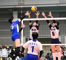 【女子１回戦・安来ー帝京第三（山梨）】第２セット、安来の錦織夏実（右）が相手のスパイクをブロックする＝東京体育館