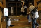 松江城天守の入り口に設置された消毒液＝松江市殿町