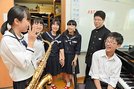 吹奏楽部の仲間と談笑する今井歩未さん（右）＝江津市江津町、江津中学校