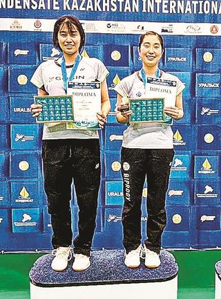 優勝を飾った田部真唯（左）と大沢佳歩ペア＝カザフスタン