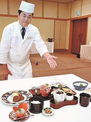 皆美館で提供する御膳を紹介する佐藤治秀さん＝松江市末次本町、皆美館