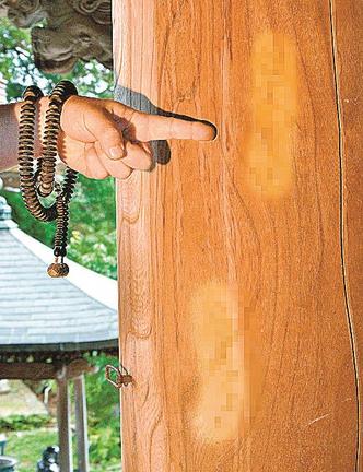 本堂の柱に書かれた落書き＝鳥取市覚寺、摩尼寺（画像の一部を加工しています）