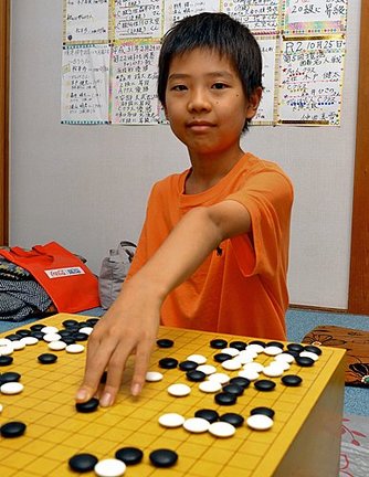 練習に励む和多田光流君＝安来市安来町、安来囲碁教室