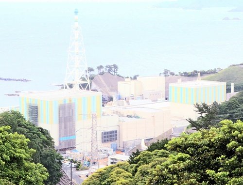 原子力規制委員会による新基準適合性審査で事実上の合格となった島根原発２号機（左）。右は１号機＝松江市鹿島町片句