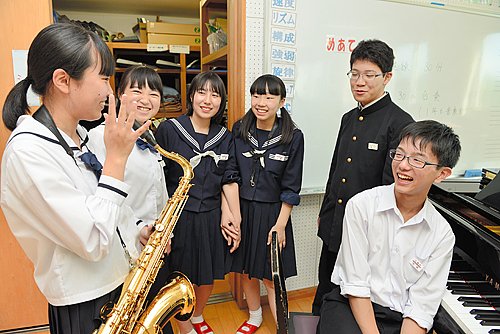 吹奏楽部の仲間と談笑する今井歩未さん（右）＝江津市江津町、江津中学校