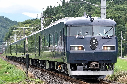 JR伯備線を走る「ウエストエクスプレス銀河」(JR西日本山陰支社提供)