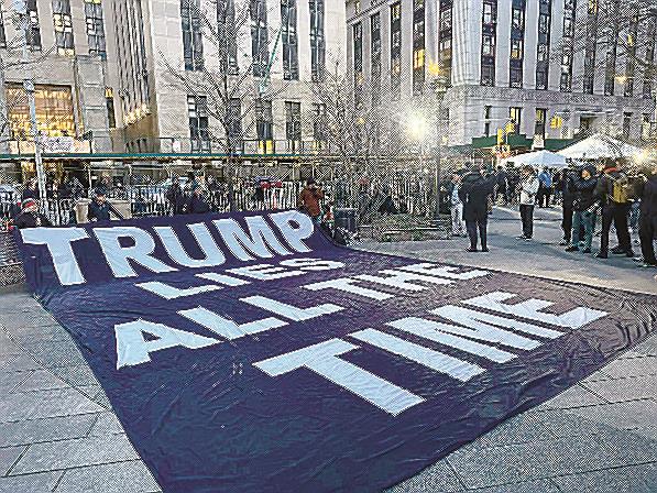 米ニューヨーク州の検察や裁判所が入る建物近くに広げられたトランプ前大統領を批判する幕＝３月３０日（共同）