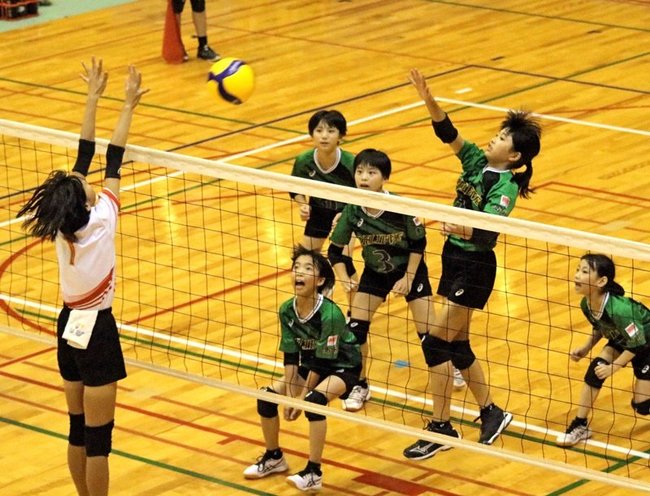 【Ａゾーン決勝・宍道－赤来】第２セット、宍道の春木心温（右から２人目）がスパイクを決め、２－０とする＝松江市総合体育館
