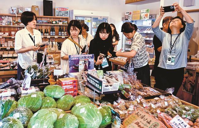 地元産の野菜などを販売する市場を見学する韓国の視察団＝安来市広瀬町梶福留、えーひだ市場