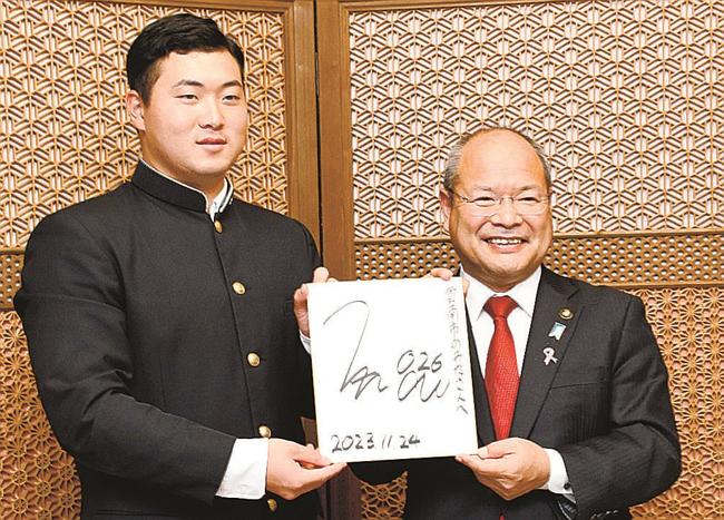石飛厚志市長（右）にサインを贈り活躍を誓う高野颯太選手＝雲南市木次町里方、市役所