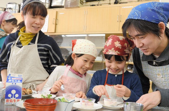 松江市であった親子料理教室に参加した親子（２０１４年撮影）