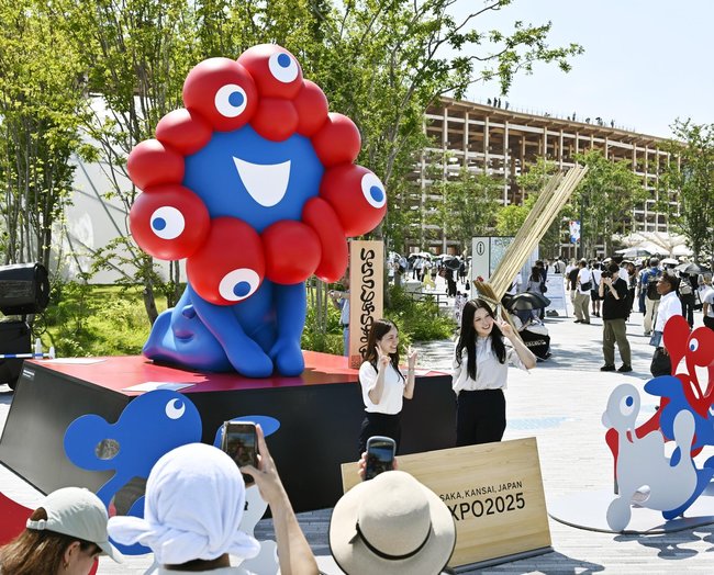 万博会場の東ゲート付近に設置されているミャクミャク像＝６月、大阪市此花区の夢洲