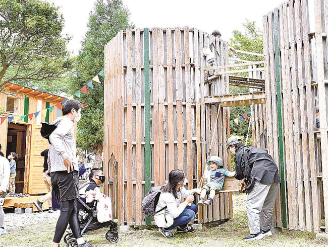 お披露目イベントでプレーパークを楽しむ来場者＝江津市跡市町、里山子ども園わたぼうし