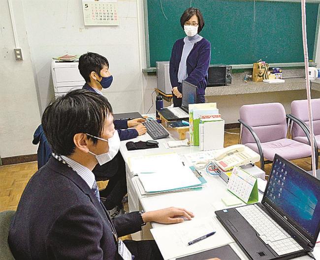 浜田高校に設けられた特別支援教育の執務室で準備に当たる教職員＝浜田市黒川町