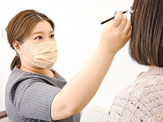 アイラインの引き方を解説する都田佳代子さん＝松江市殿町、山陰中央ビル