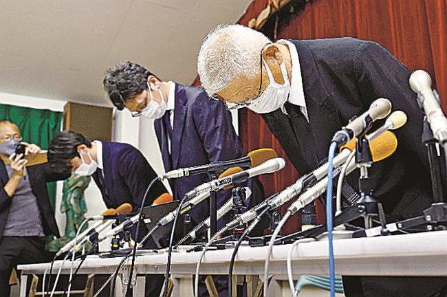 記者会見で陳謝する川崎幼稚園の理事長（右）ら＝７日午後、静岡県牧之原市