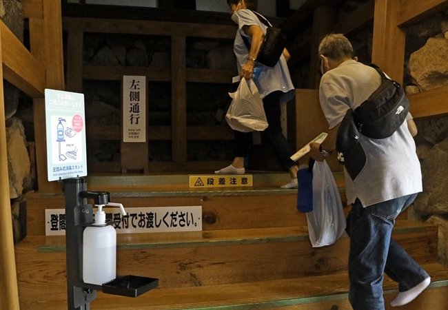 松江城天守の入り口に設置された消毒液＝松江市殿町