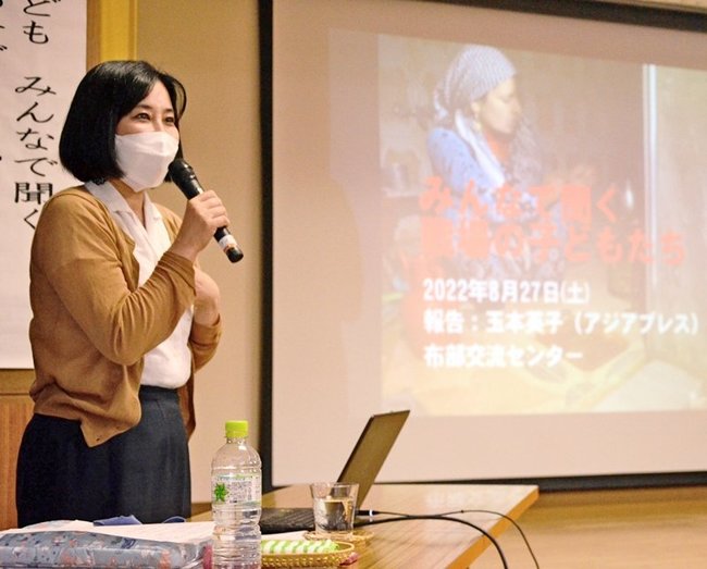 戦地ウクライナの様子を語る玉本英子さん＝安来市広瀬町布部、布部交流センター
