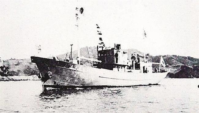 １９３４年３月に完成した島根県水産試験場初の鋼鉄船「島根丸」。４３年、乗組員とともに海軍に徴用され、４４年６月に南方で魚雷を受けて撃沈した（島根県水産試験場８０年史から）