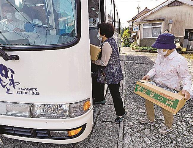 町営バスにピーマンを積み込む生産者＝島根県川本町南佐木、石見三原バス停