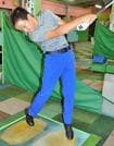 プロゴルファーを目指して練習に励む三原颯真さん＝出雲市斐川町上直江、斐川ファミリーゴルフ